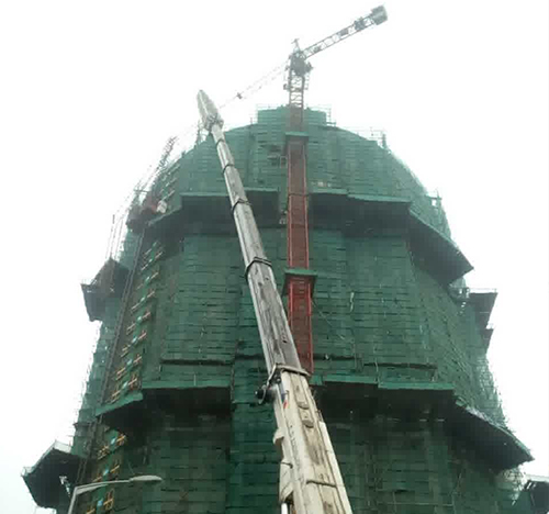 盐田吊车在工地上作业